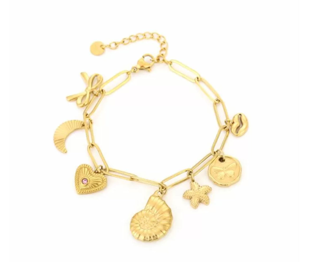 Bedel armband met schelp en verschillende bedels goud