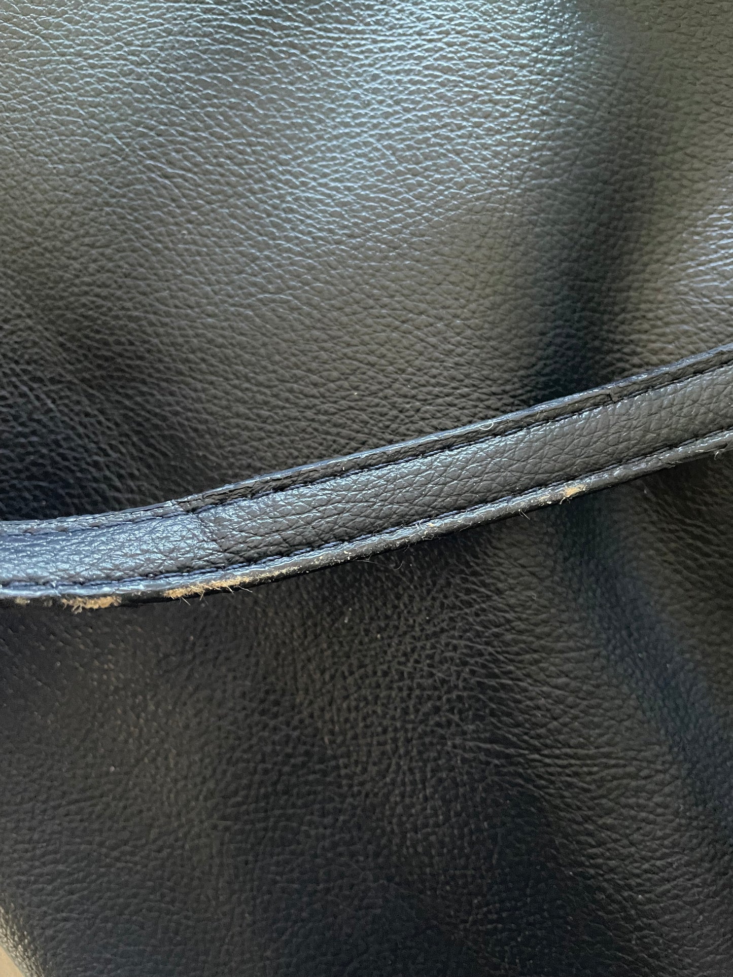 Schoudertas Kaat navy (met product fout)