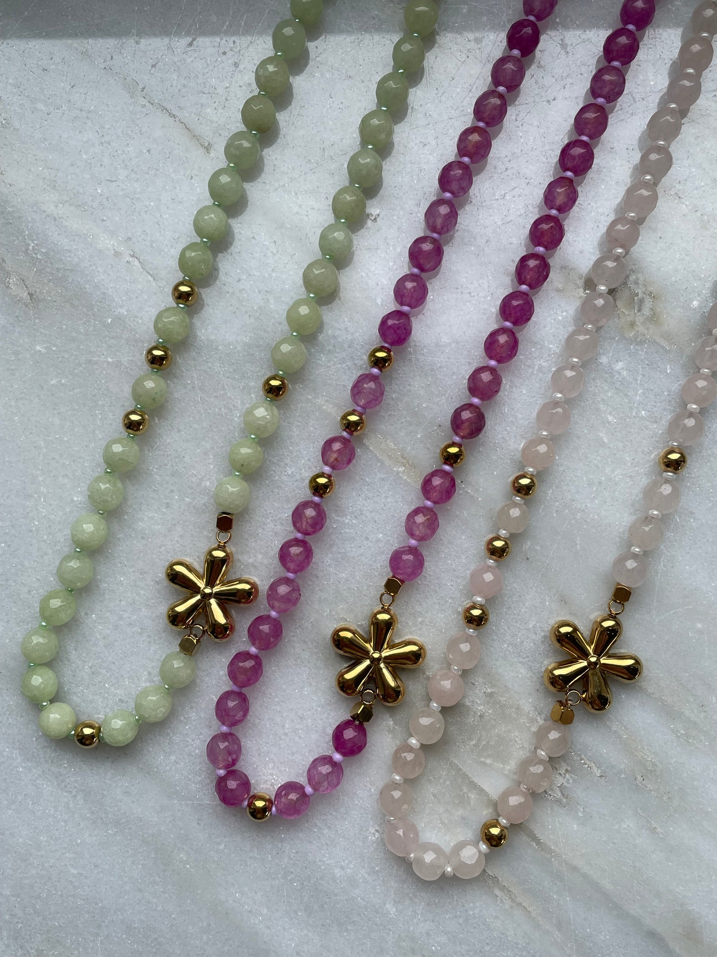 Kralen ketting met bloemetje fuchsia
