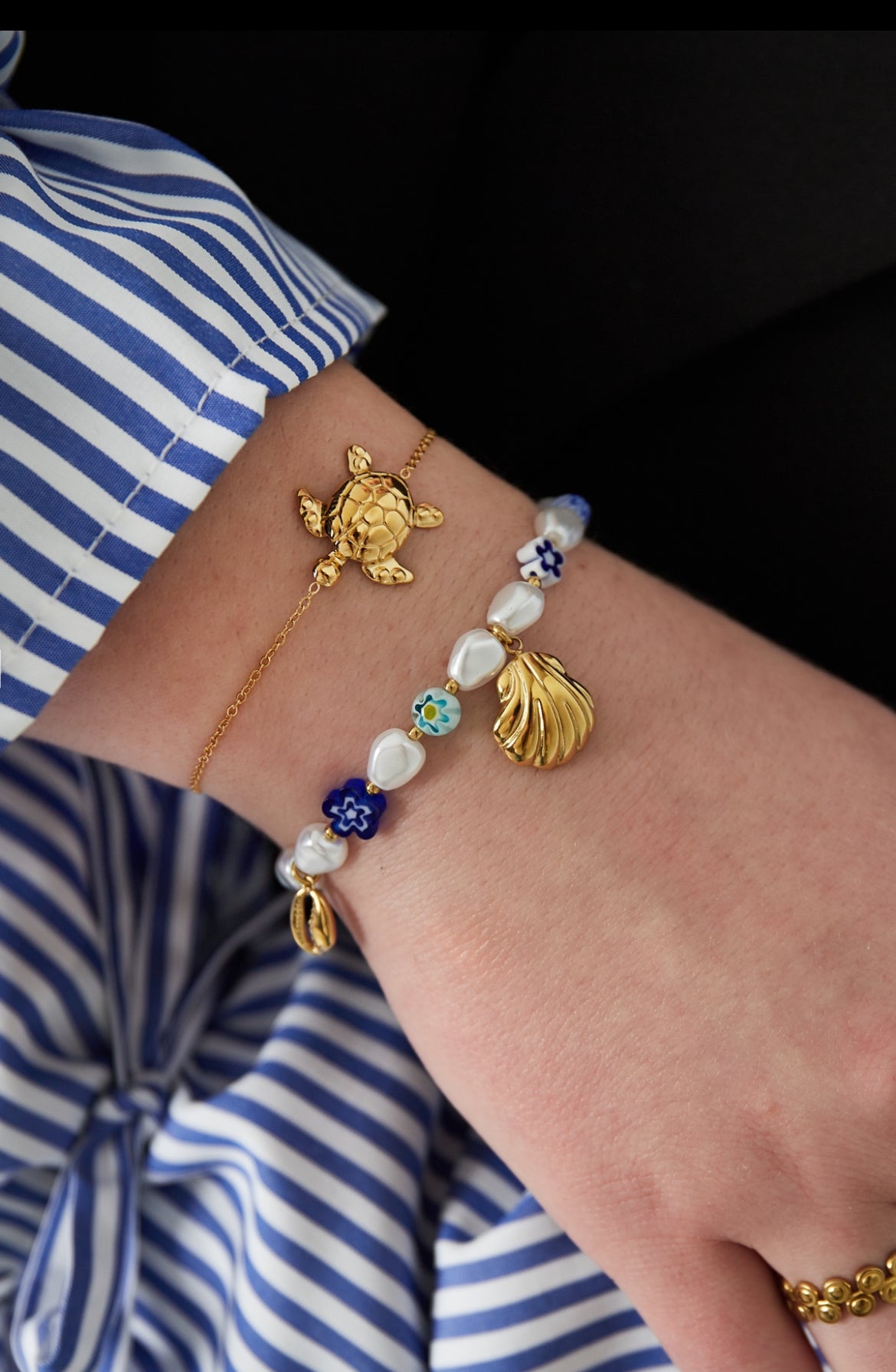 Kralen armband met schelpen bedels en parels goud