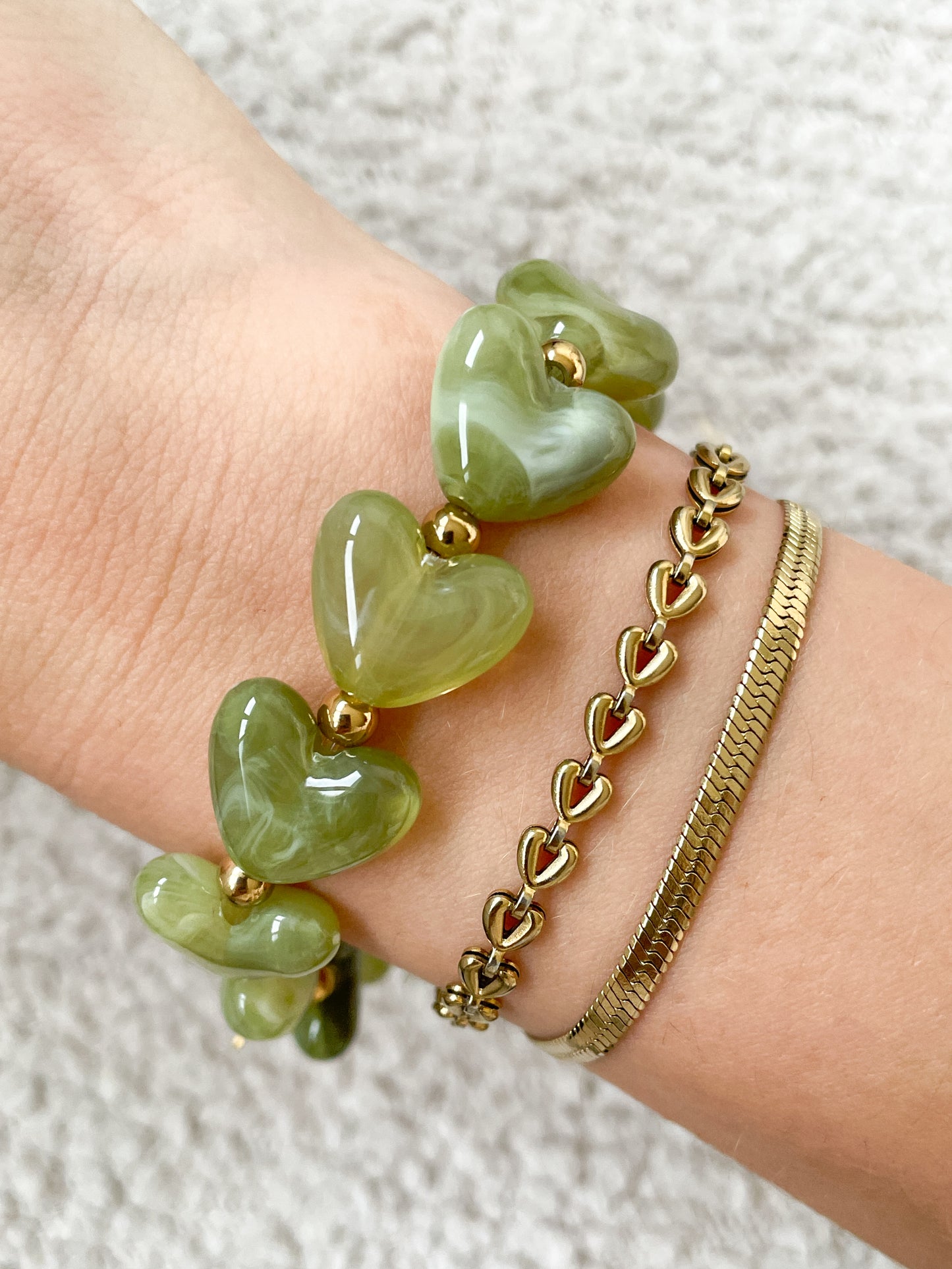 Armband met groene kralen en gouden details