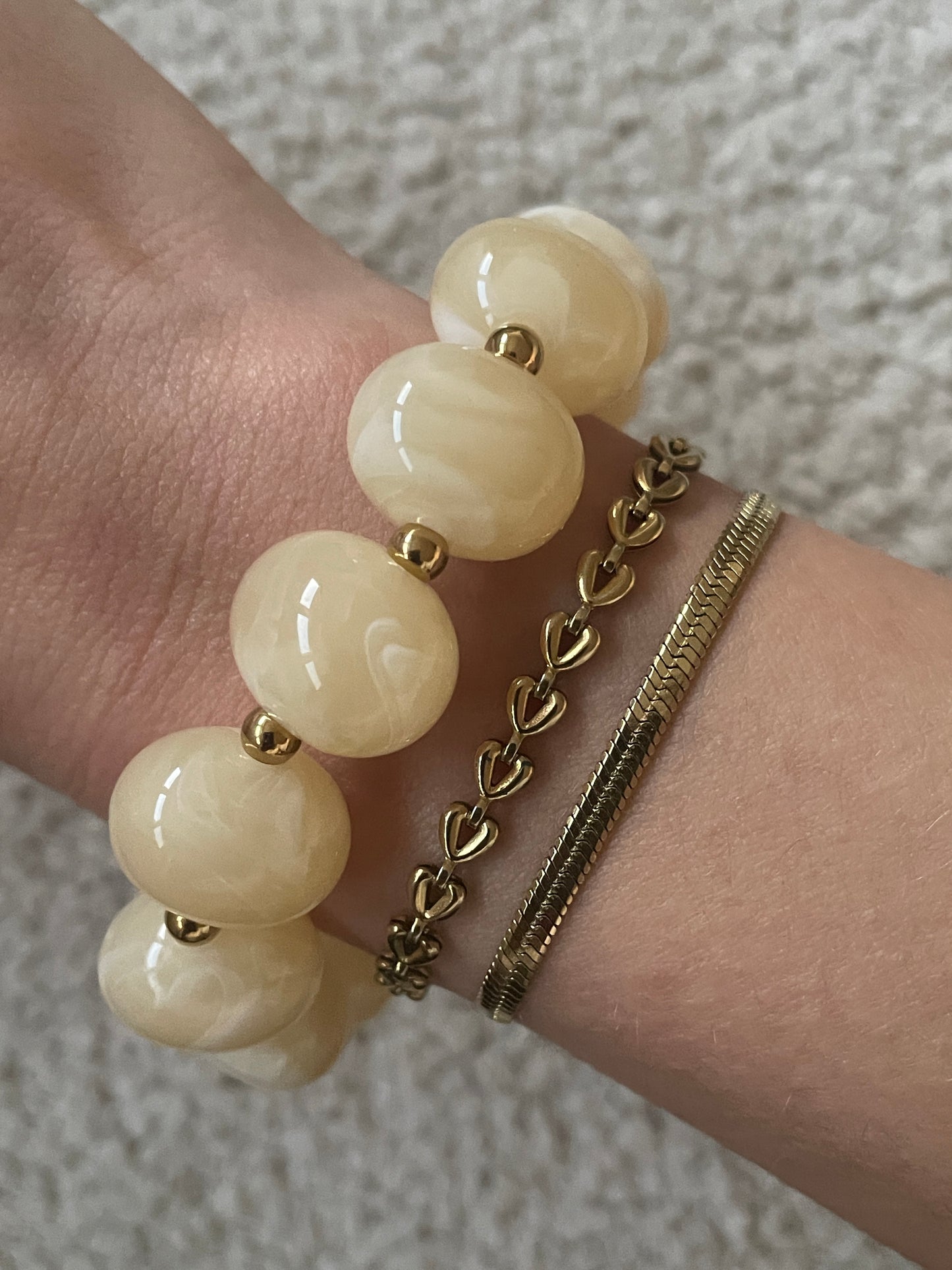 Armband met grote witte kralen