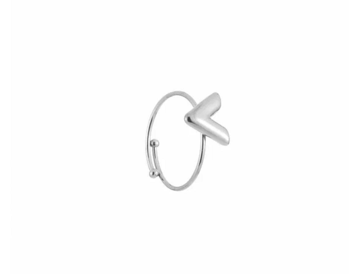 Ring met een v’tje zilver