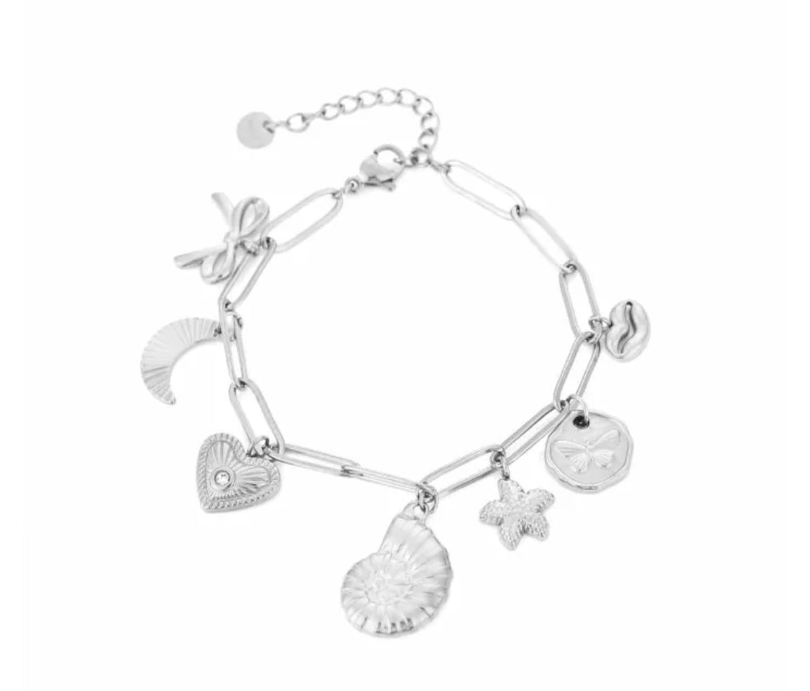 Bedel armband met schelp en verschillende bedels zilver