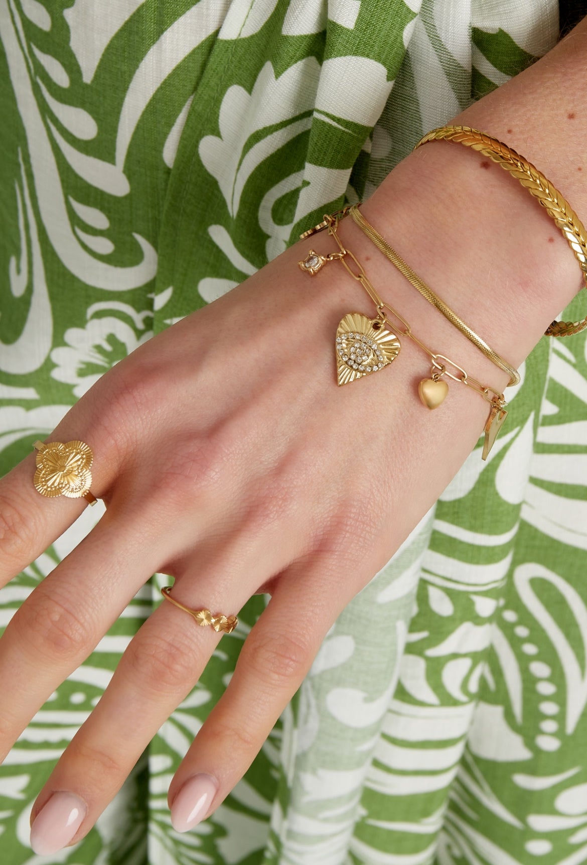 Dubbele armband met hartjes bedels goud