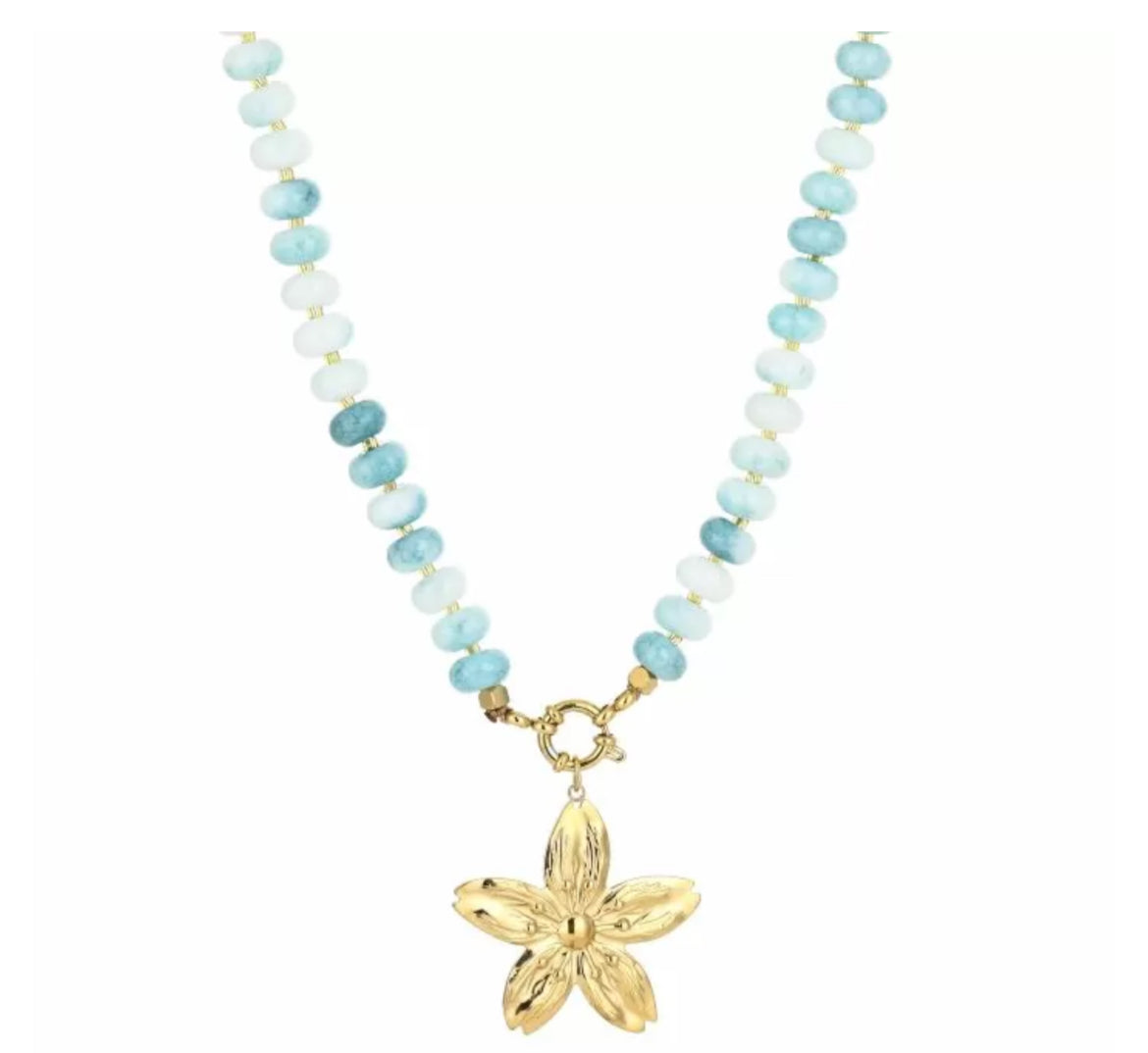 Ketting met bloem bedel en blauwe kralen goud