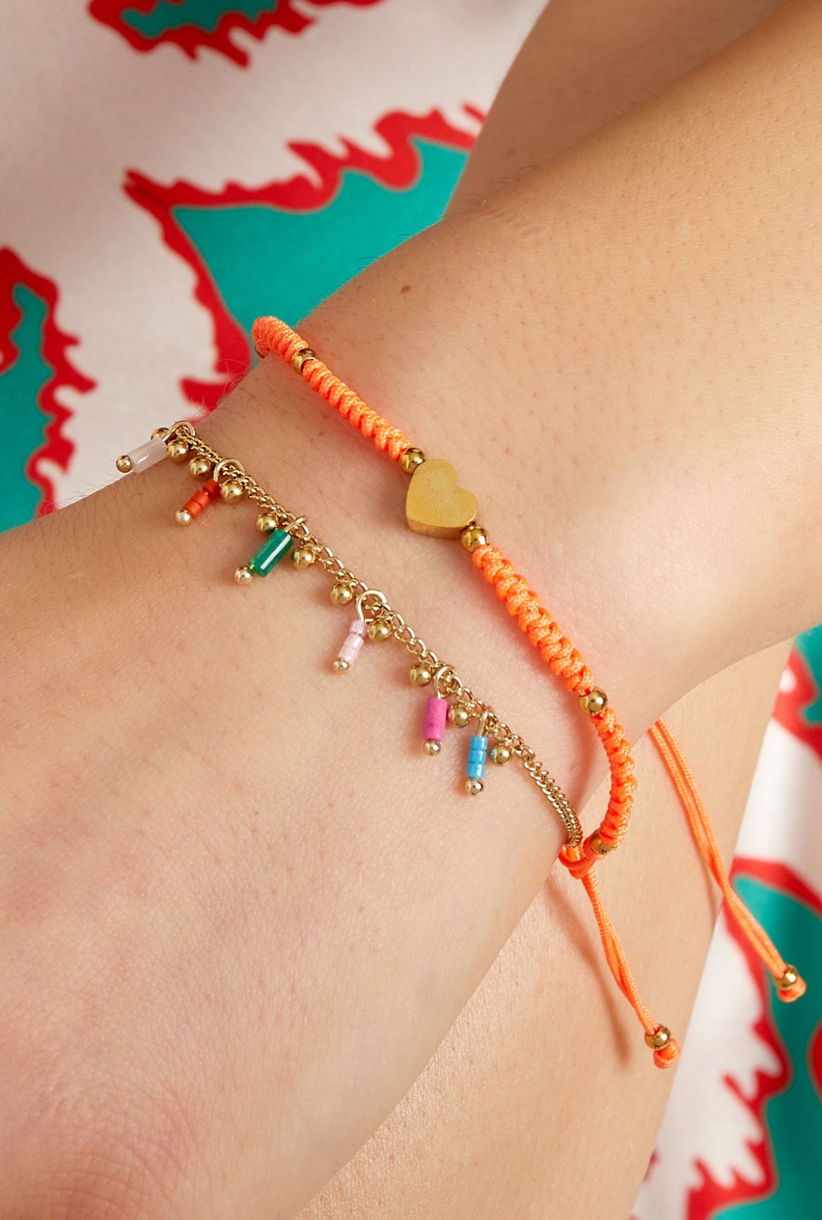 Armband met hartje en oranje koord goud