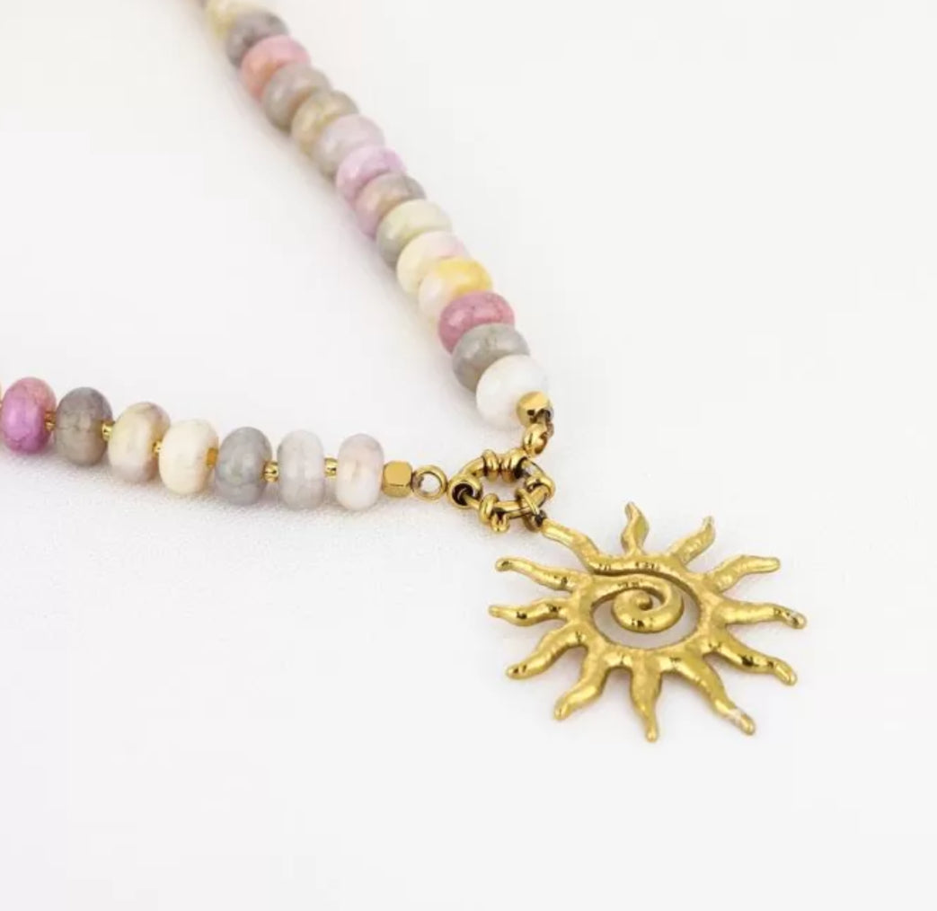 Ketting met zon bedel en beige kralen goud
