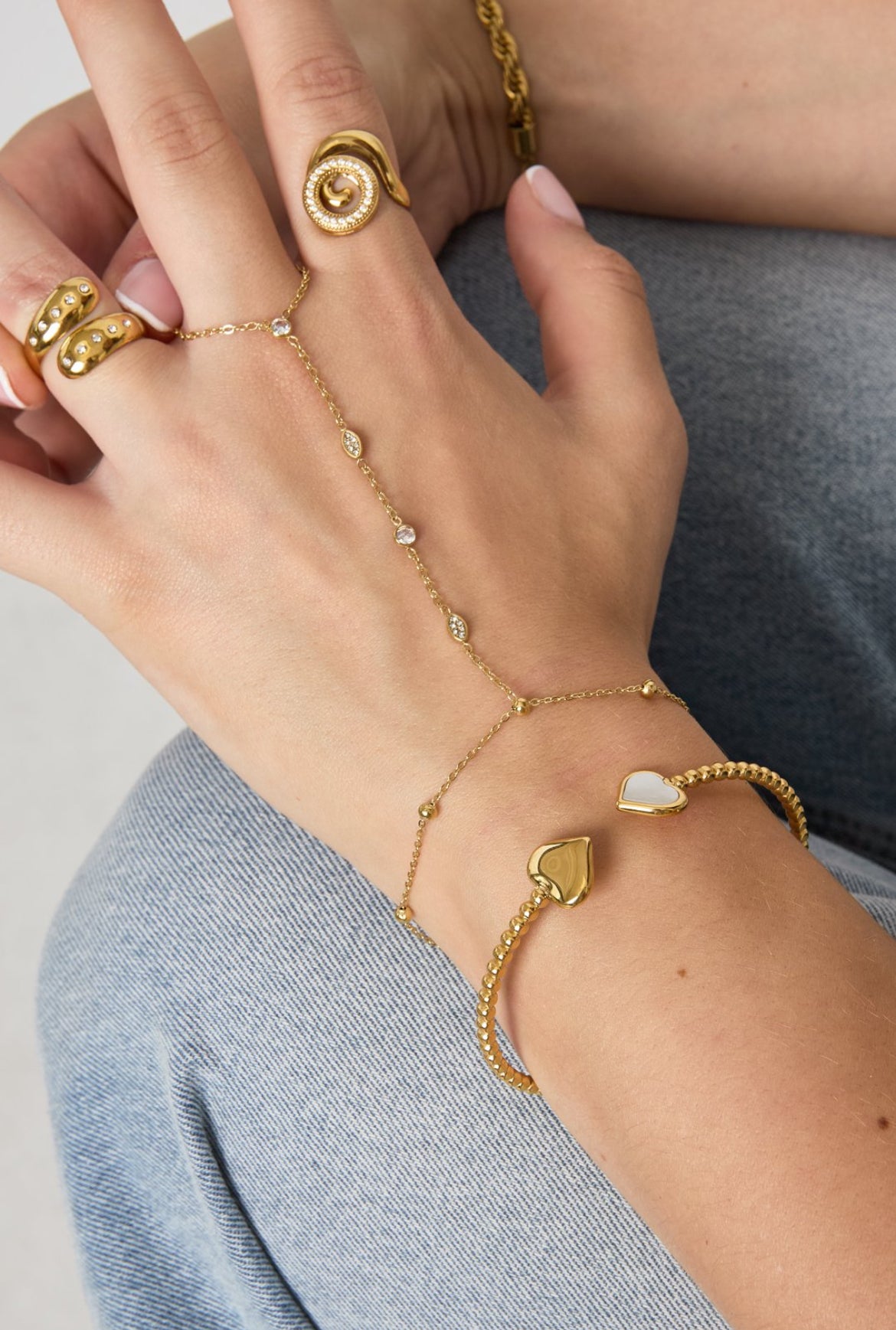 Handchain met ovale steentjes goud