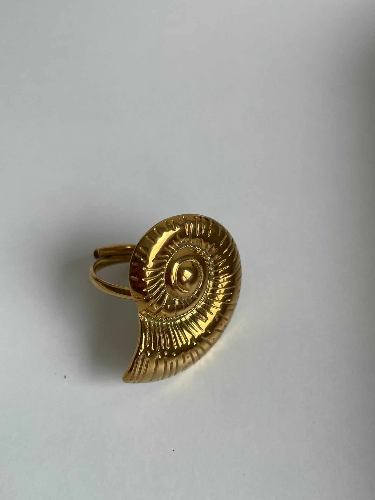 Ring ronde schelp goud