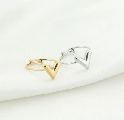 Ring met een v’tje zilver