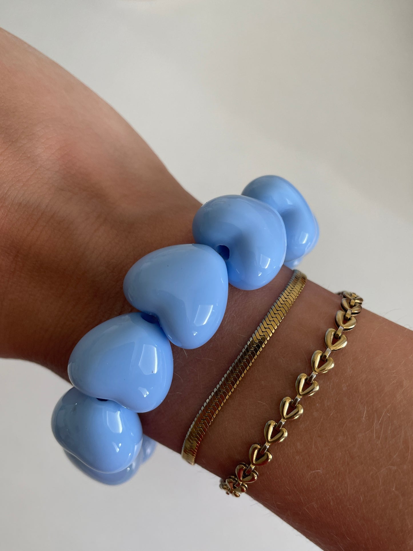 Armband met grote hartjes kralen licht blauw