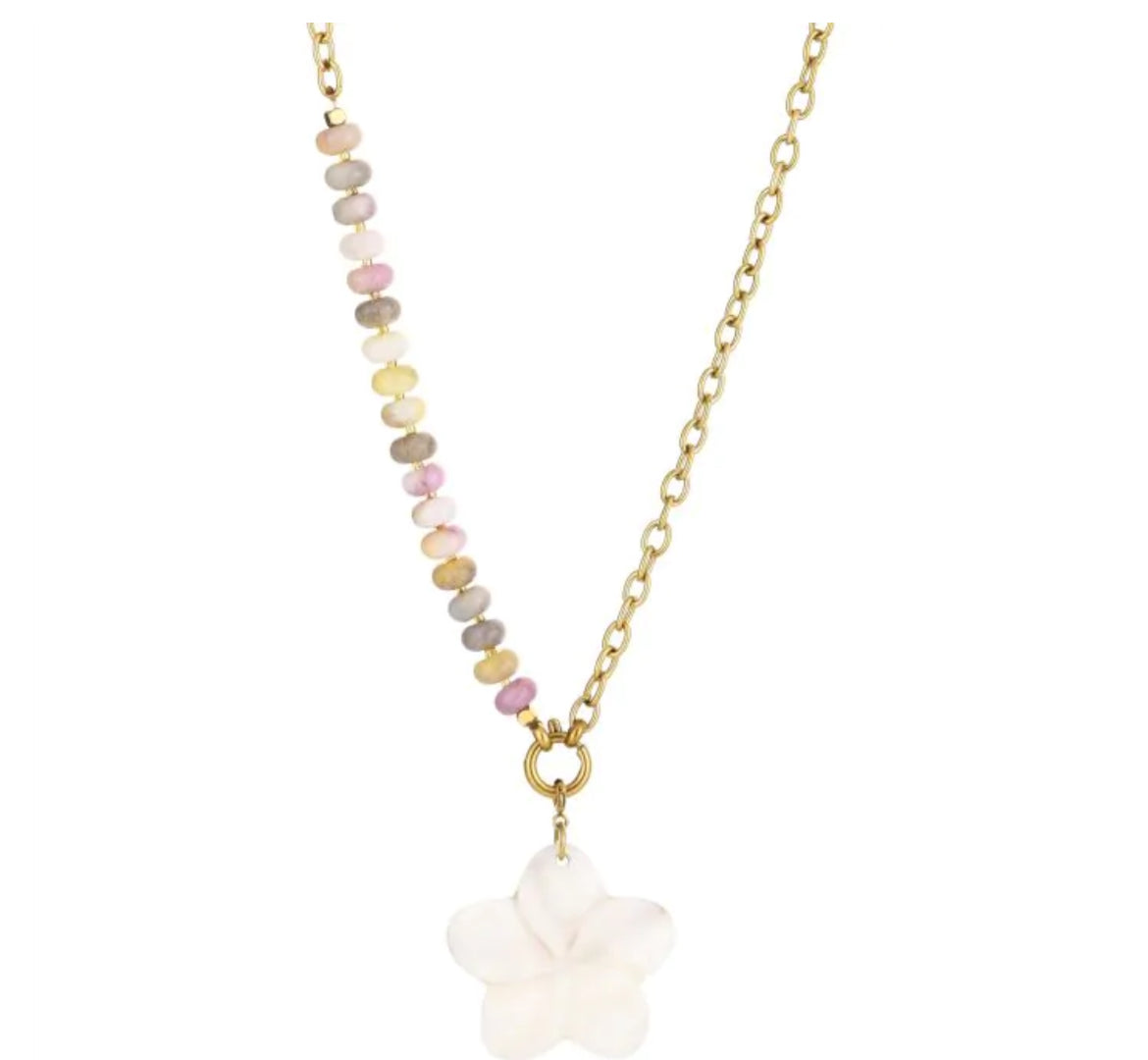 Ketting met beige kralen & bloem bedel