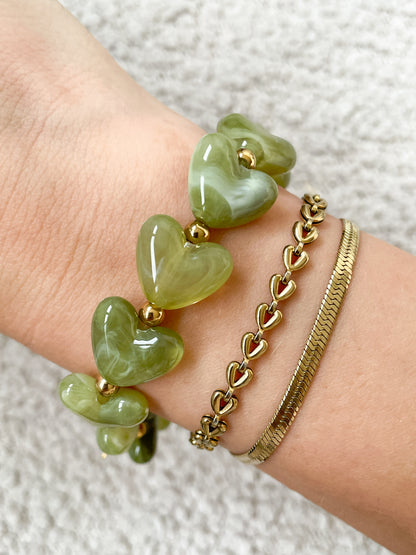 Armband met groene kralen en gouden details