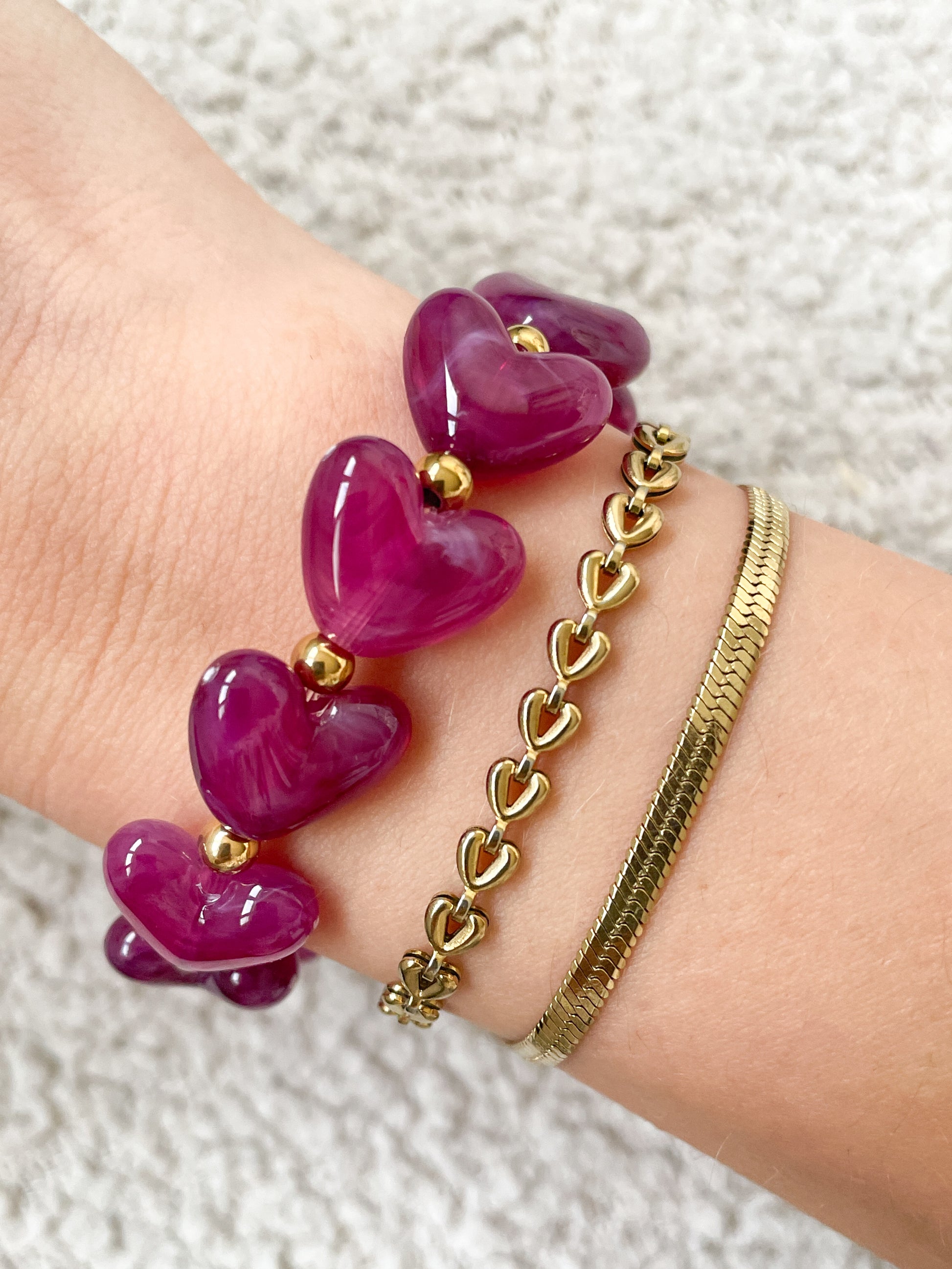 Armband met paarse kralen en gouden details