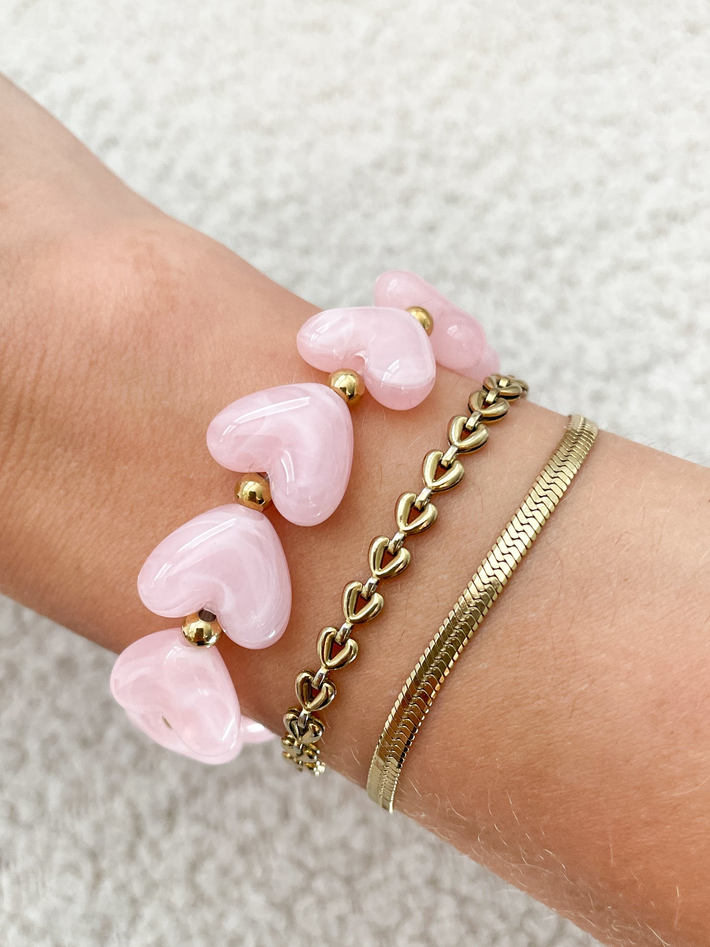 Armband met roze hartjes kralen