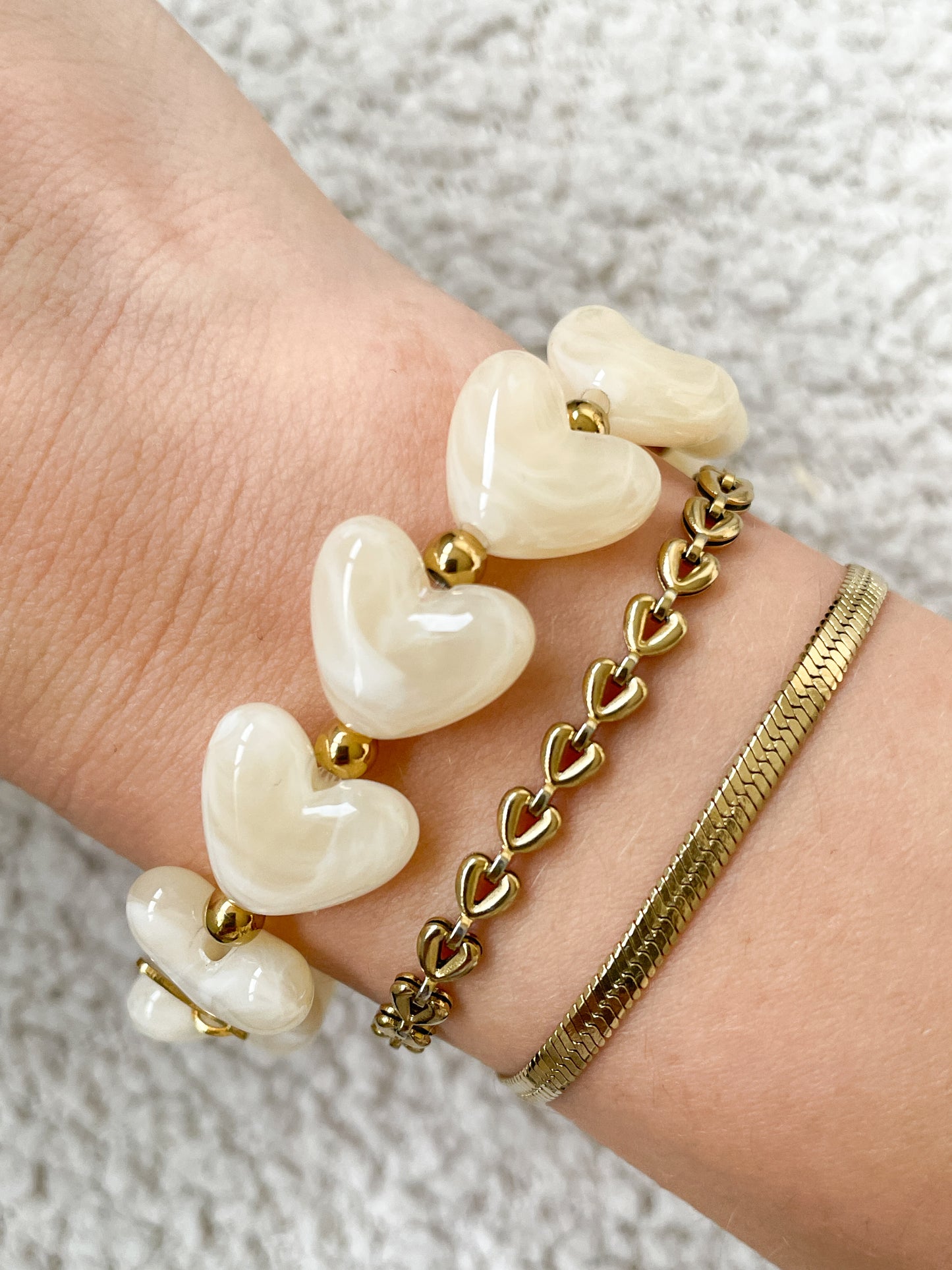 Armband met wite kralen en gouden details