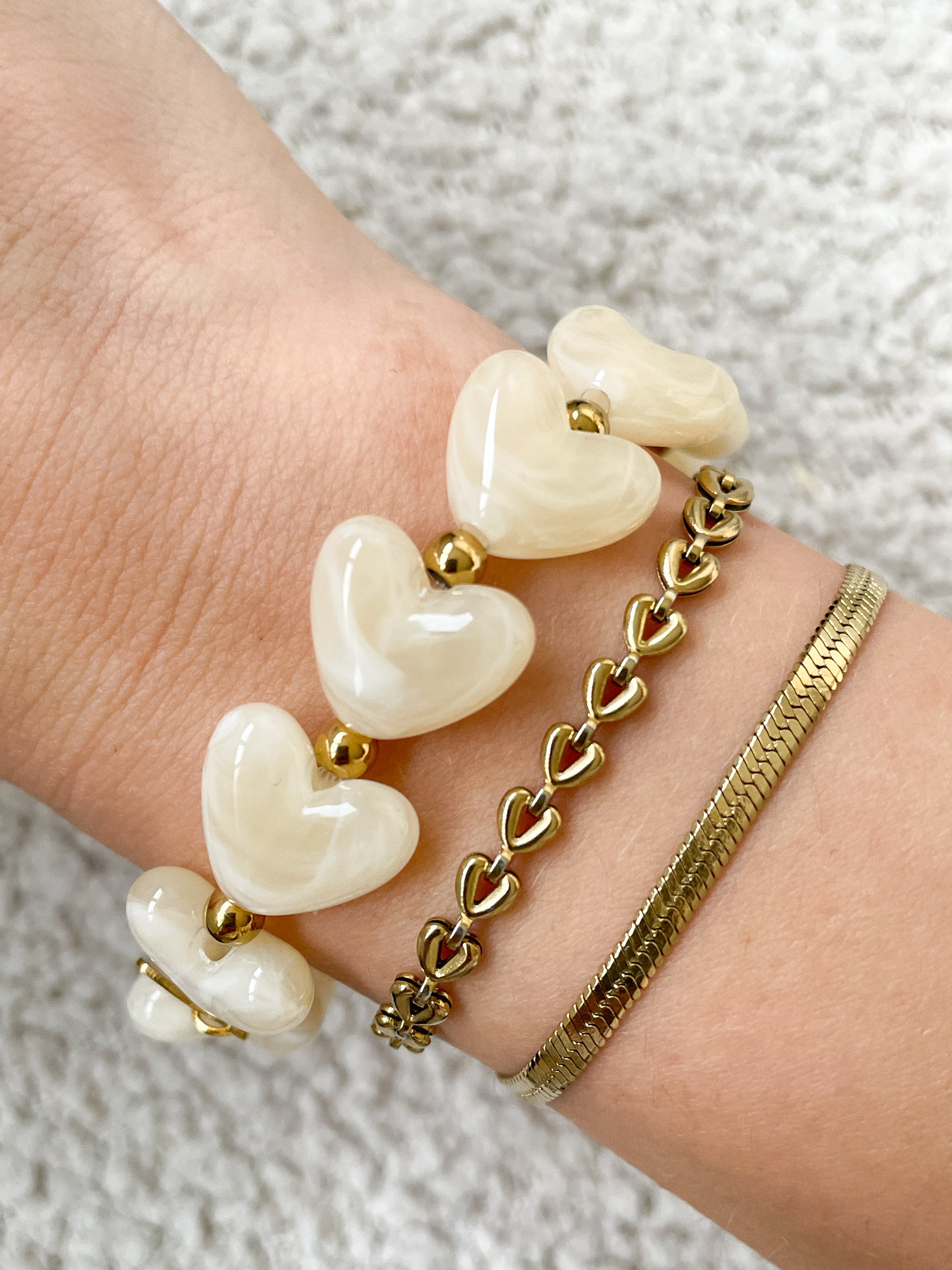 Armband met wite kralen en gouden details