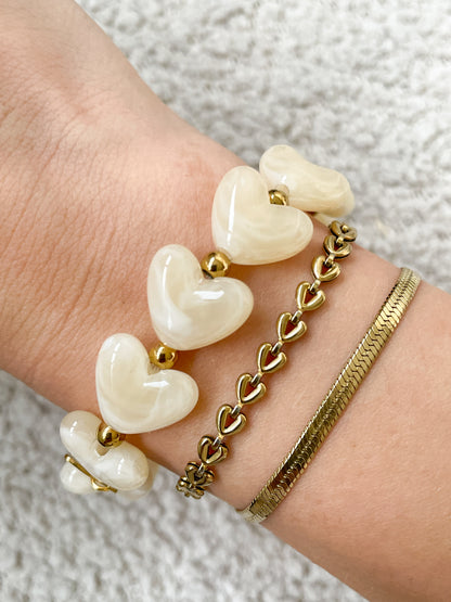 Armband met wite kralen en gouden details