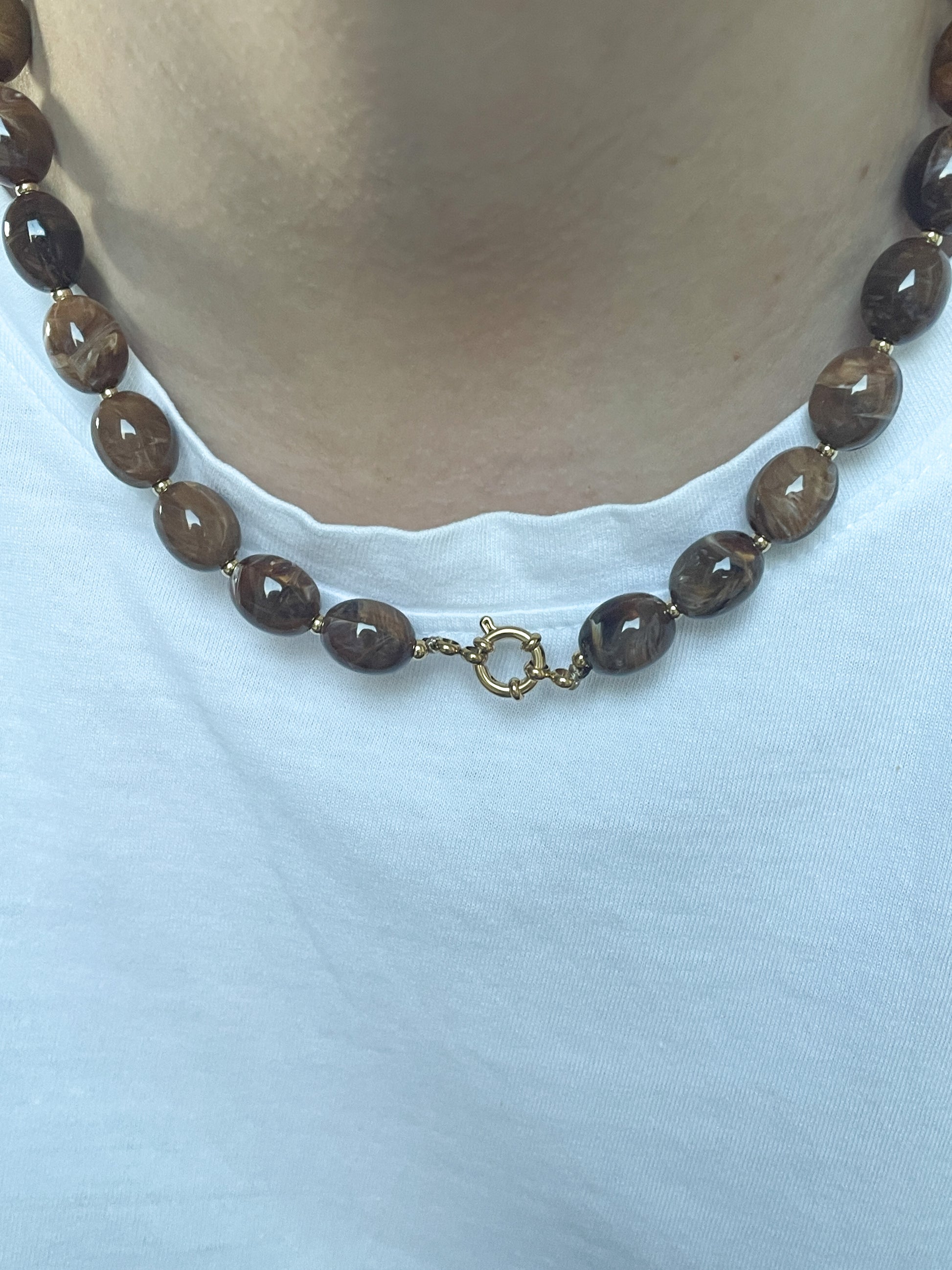 Bruine kralen ketting met gouden detail