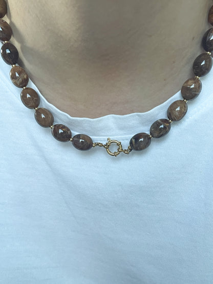 Bruine kralen ketting met gouden detail