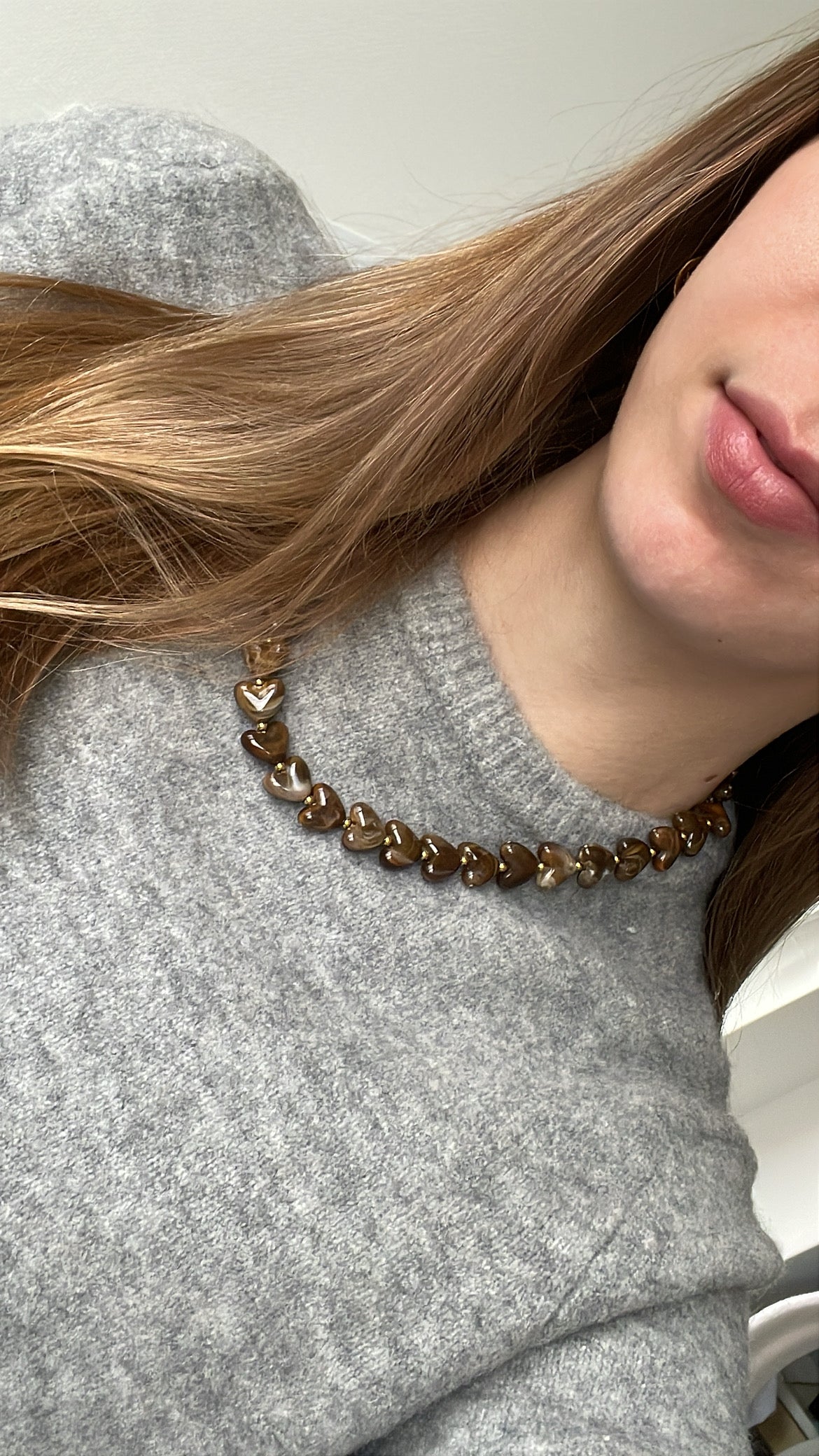 Bruine kralen ketting met hartjes 