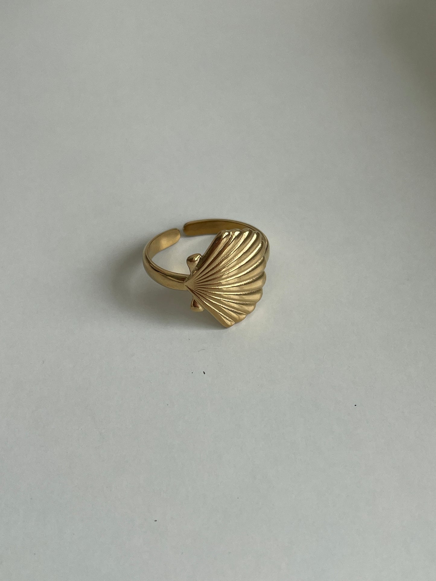 Ring met platte schelp goud