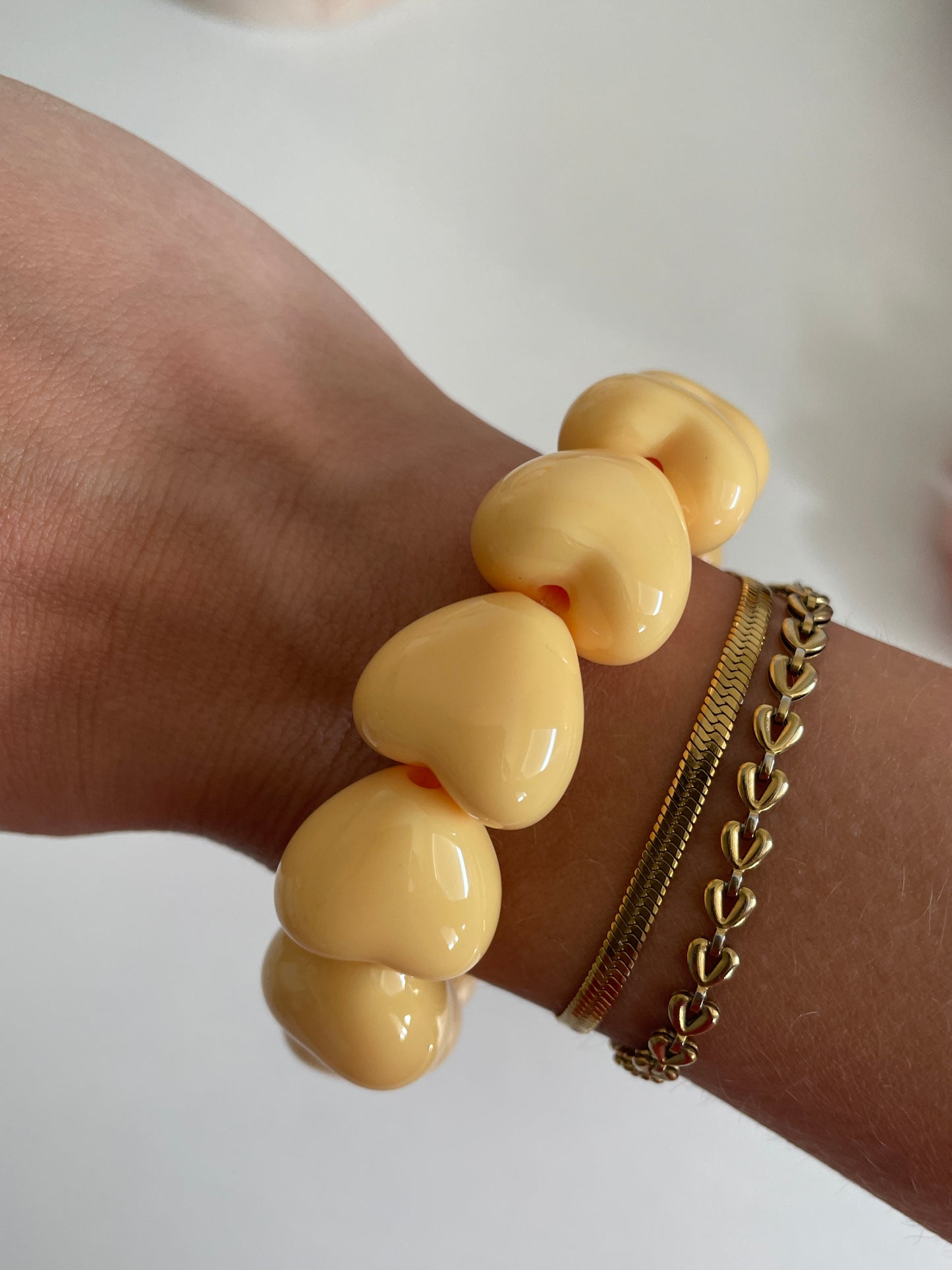 Armband met grote hartjes kralen butter yellow