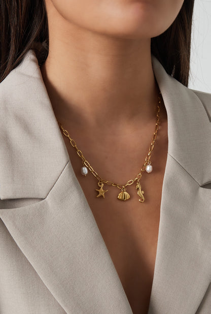Bedel ketting met zeepaardje en schelpen bedels goud