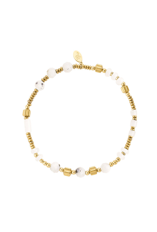 Armband met kralen en witte steentjes goud