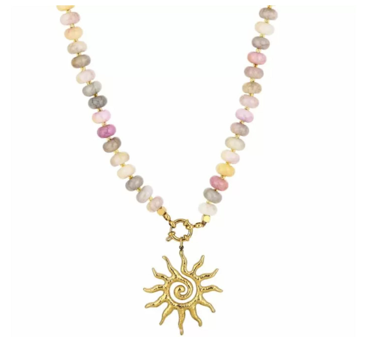 Ketting met zon bedel en beige kralen goud