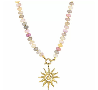 Ketting met zon bedel en beige kralen goud