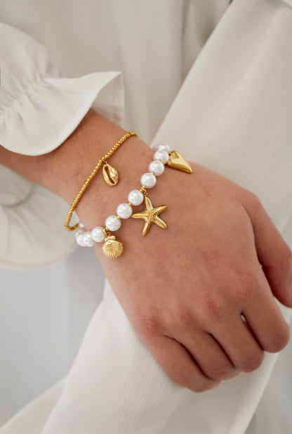 Bedel armband met parels en schelpen goud