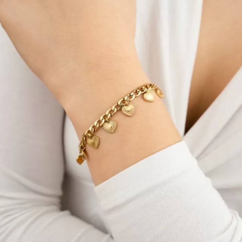 Armband met bedel hartjes  goud