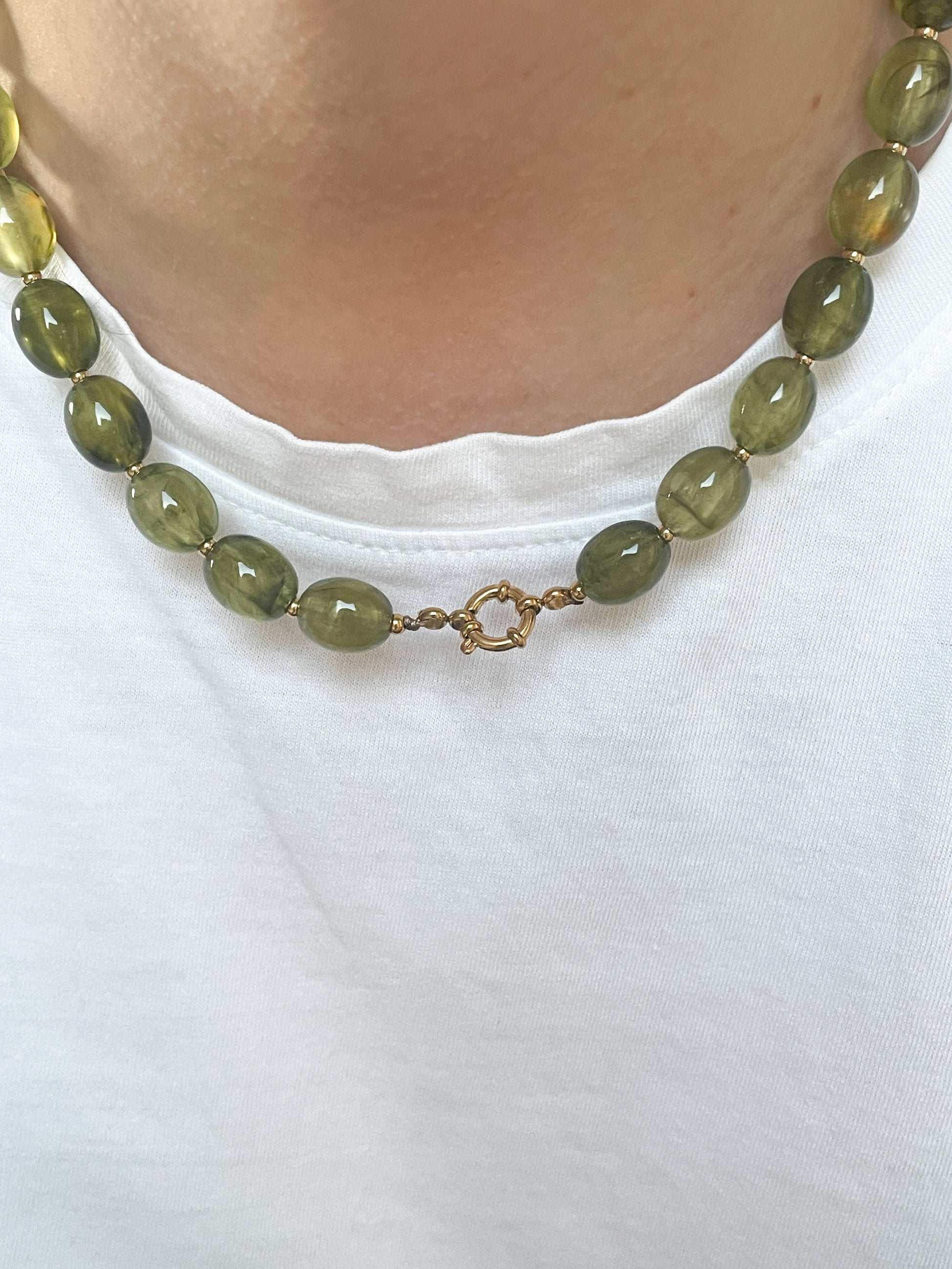 Groene kralen ketting met gouden detail