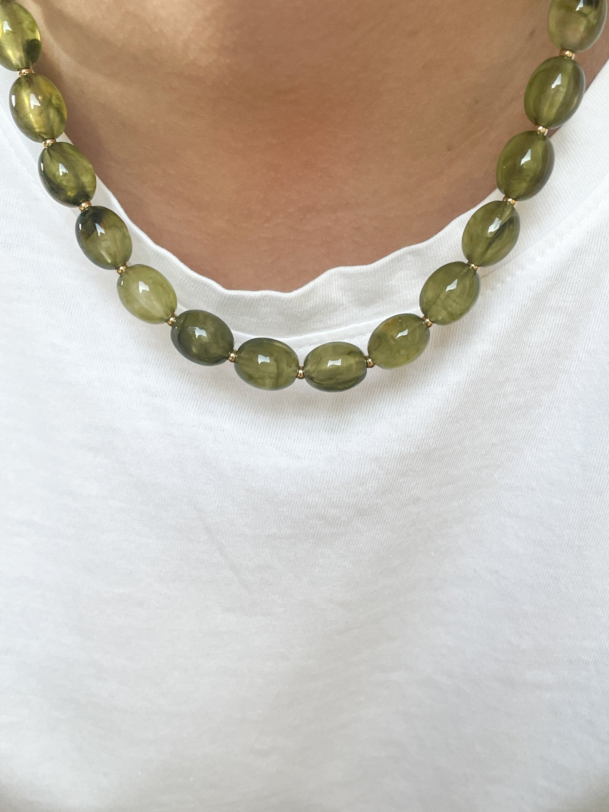 Groene kralen ketting met gouden kralen