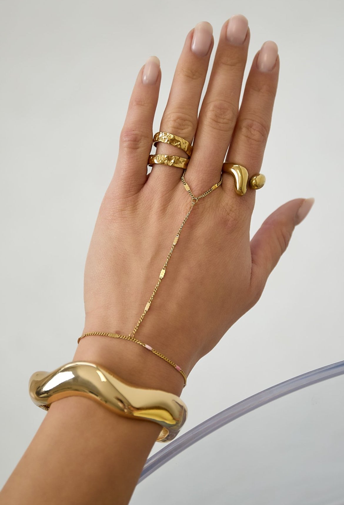 Handchain met roze streepjes goud