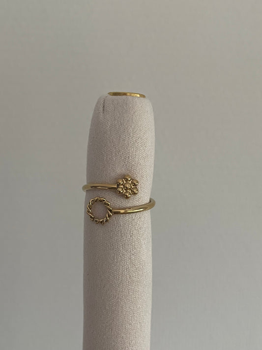 Ring met bloemetje en rondje goud