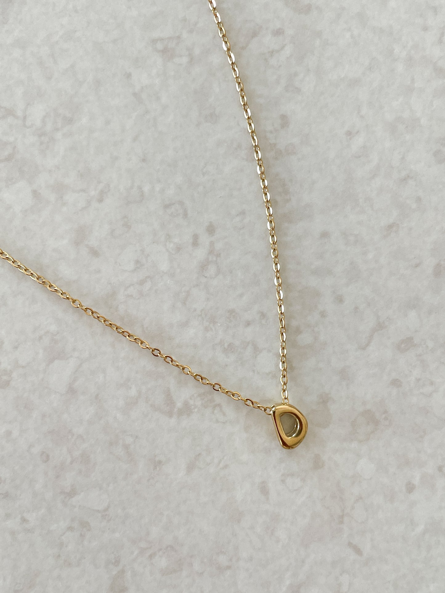 Ketting met bubble letter goud