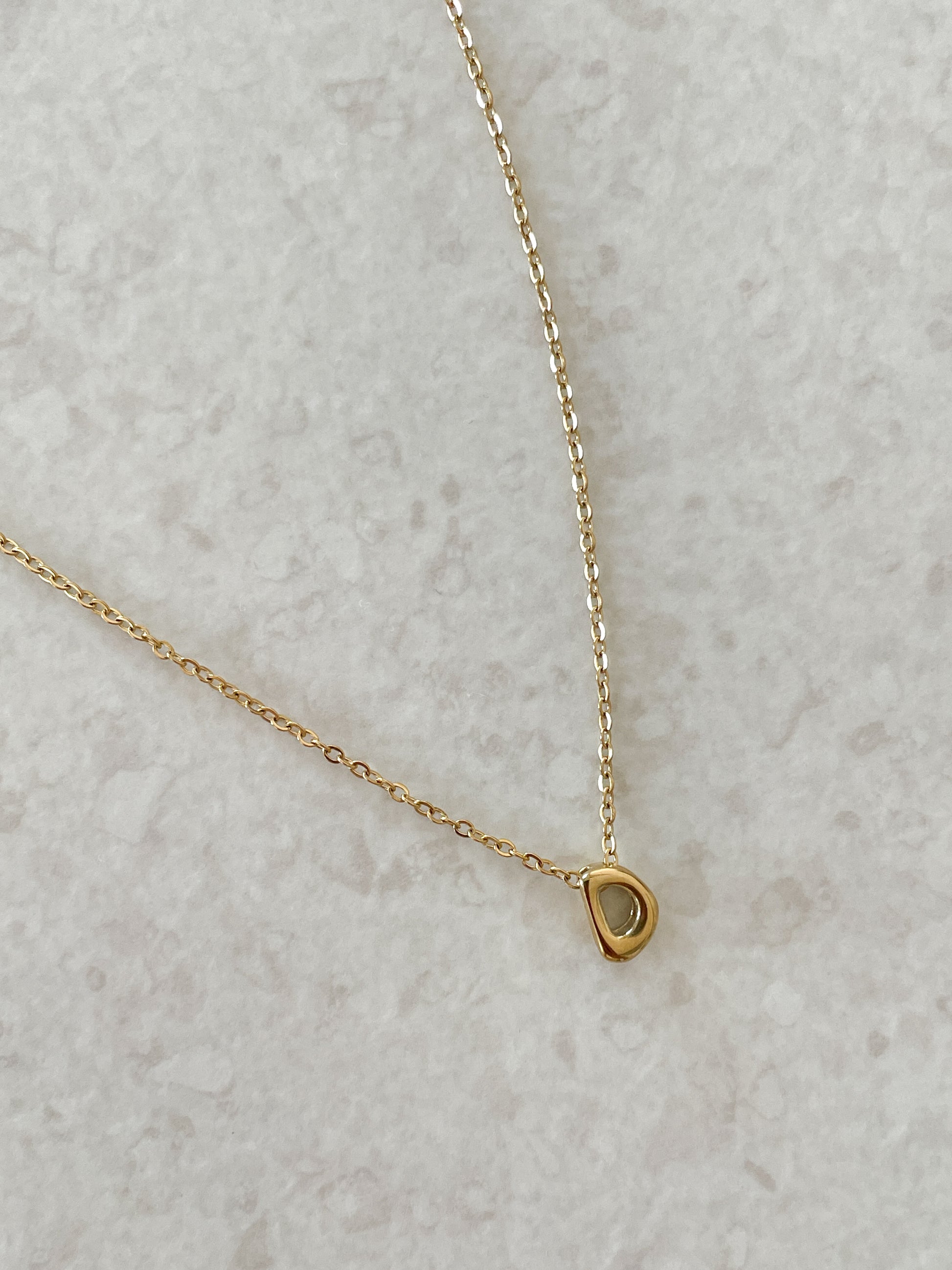 Ketting met bubble letter goud