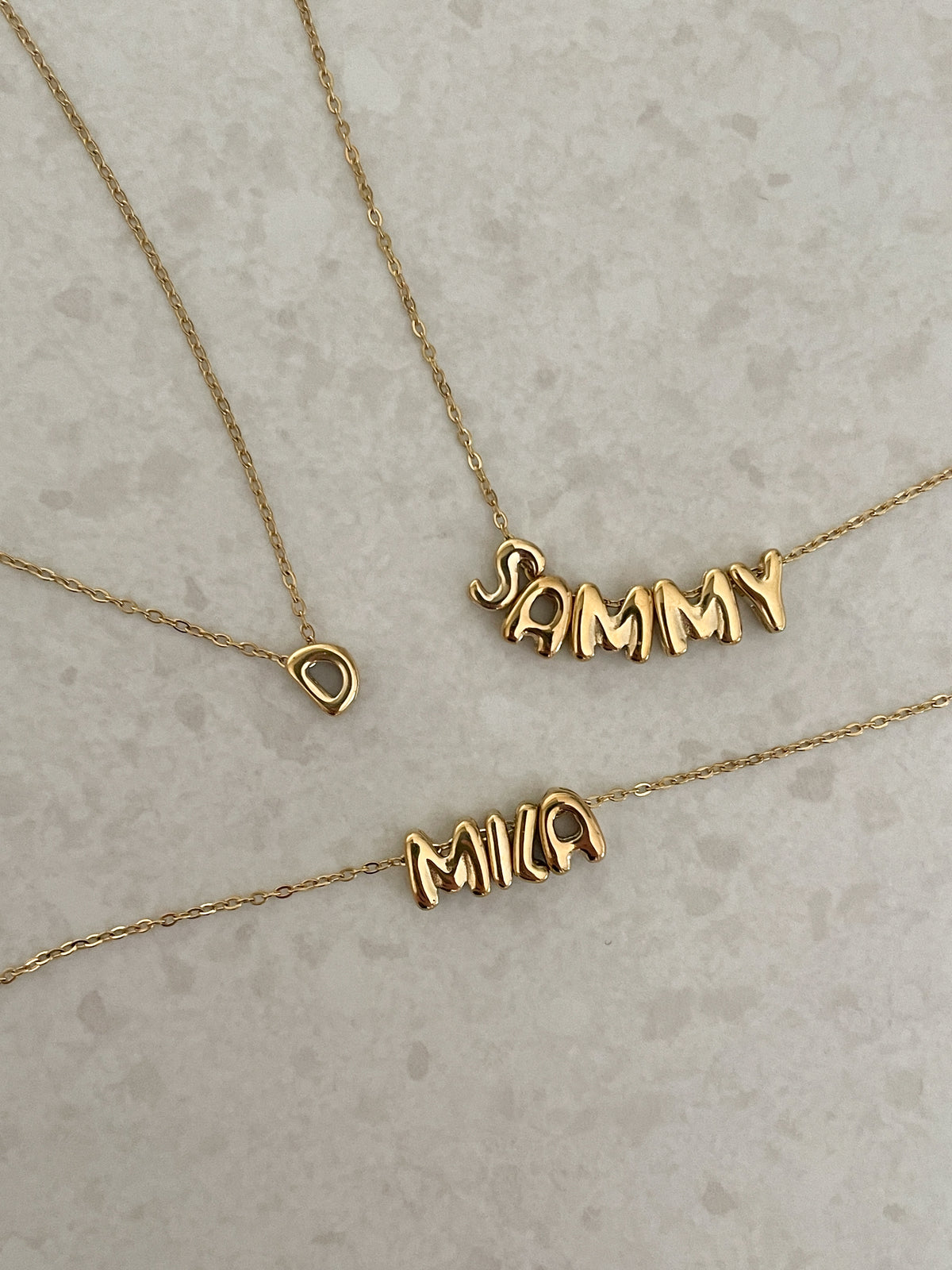 Ketting met bubble letters namen goud