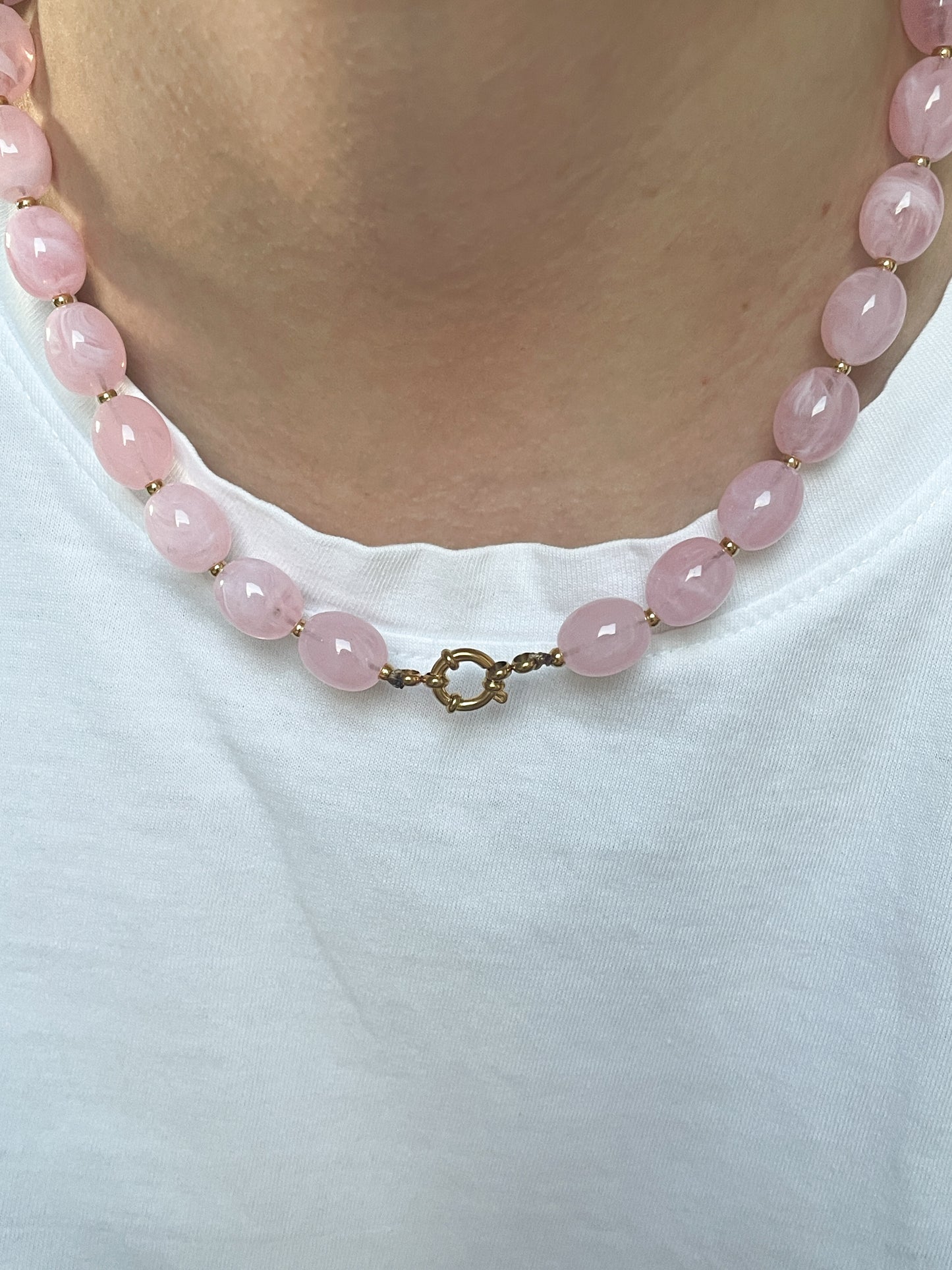 Licht roze kralen ketting met gouden detail