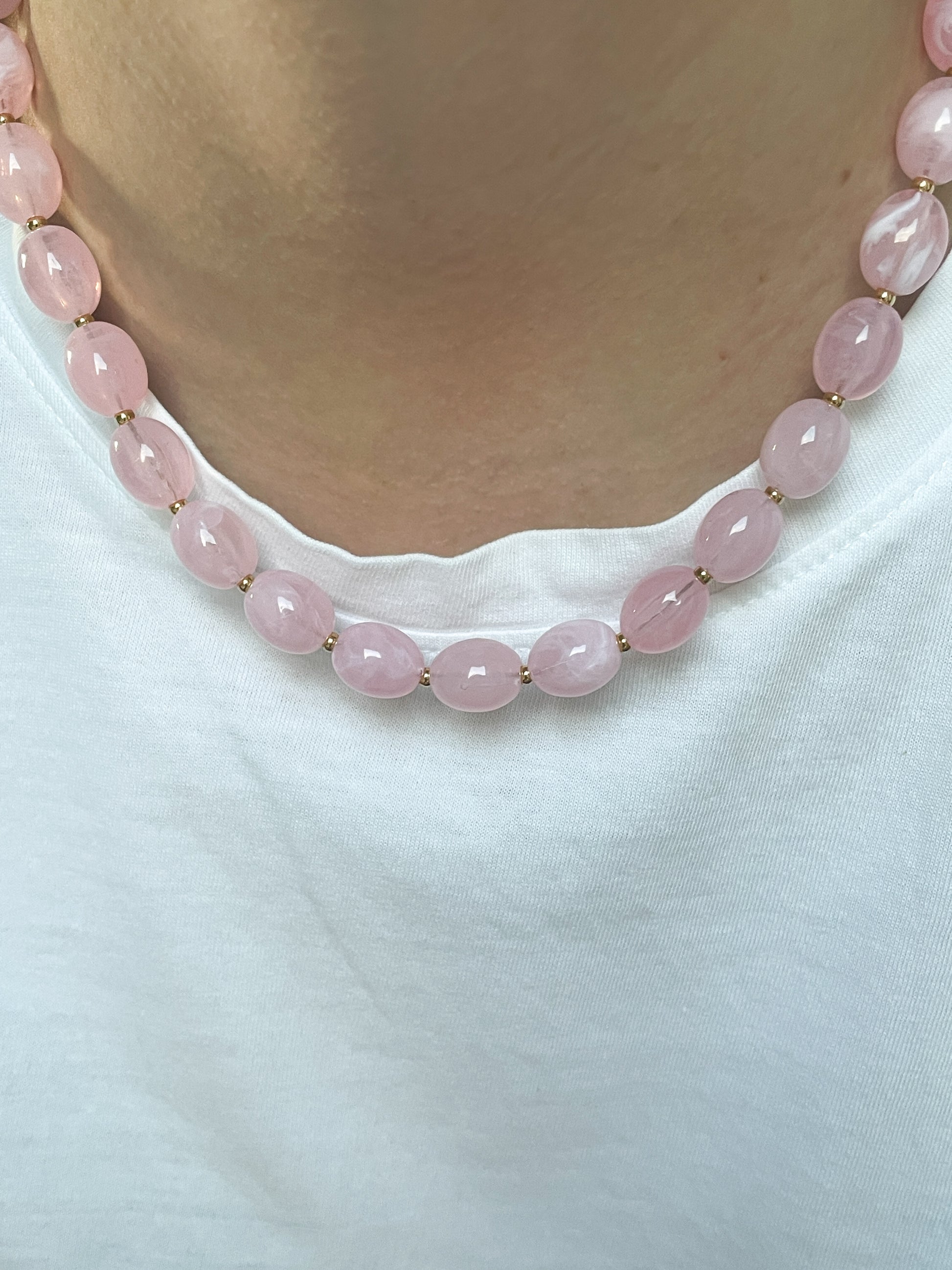 Licht roze kralen ketting met gouden kralen