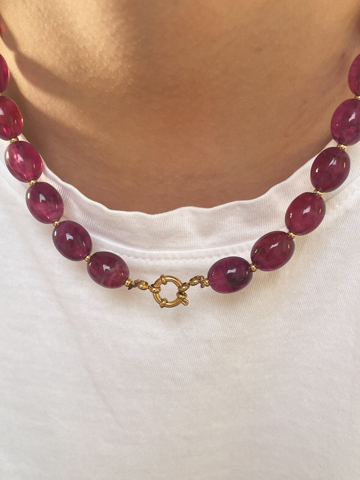 Paarse kralen ketting met gouden detail