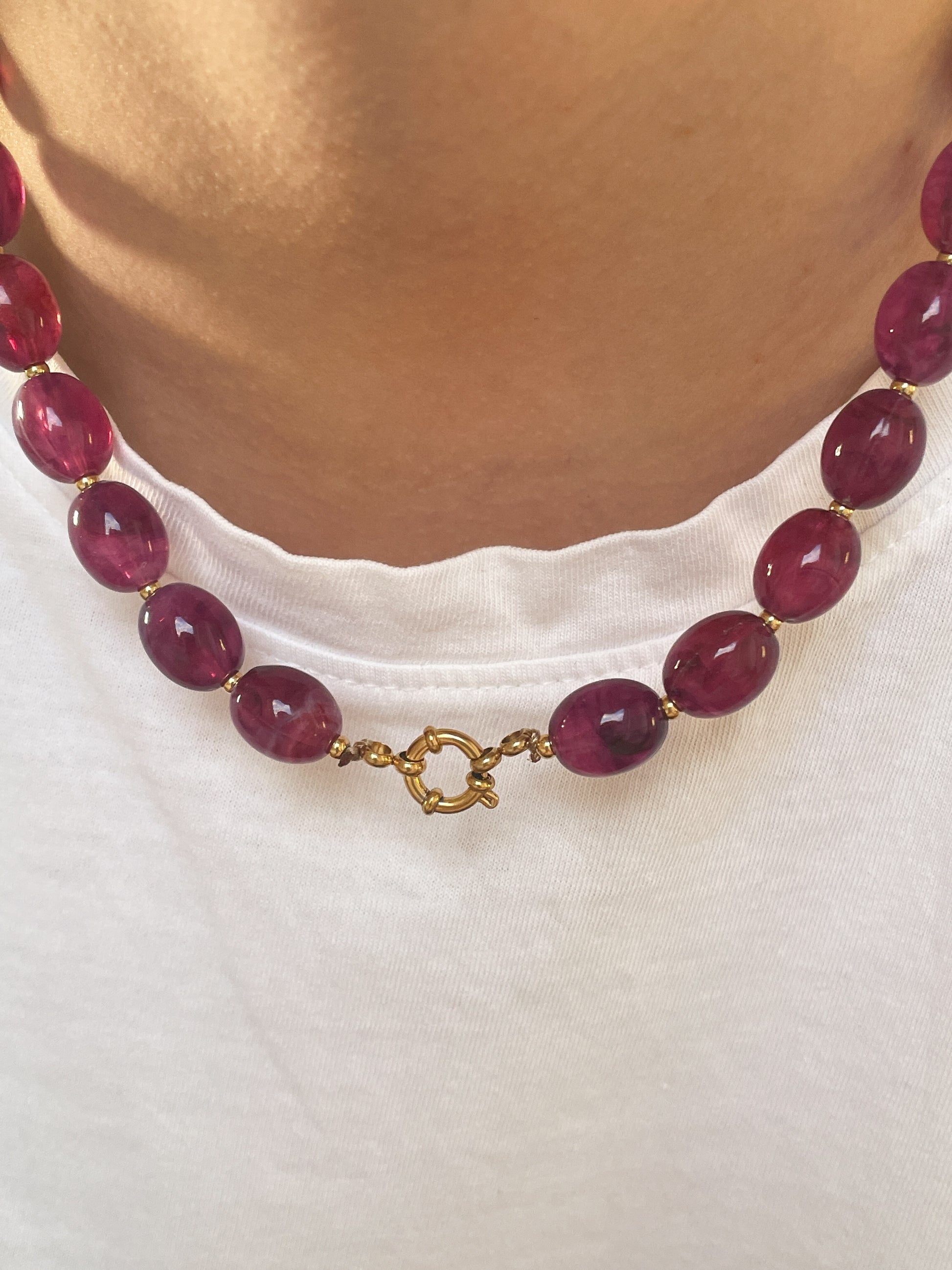 Paarse kralen ketting met gouden detail
